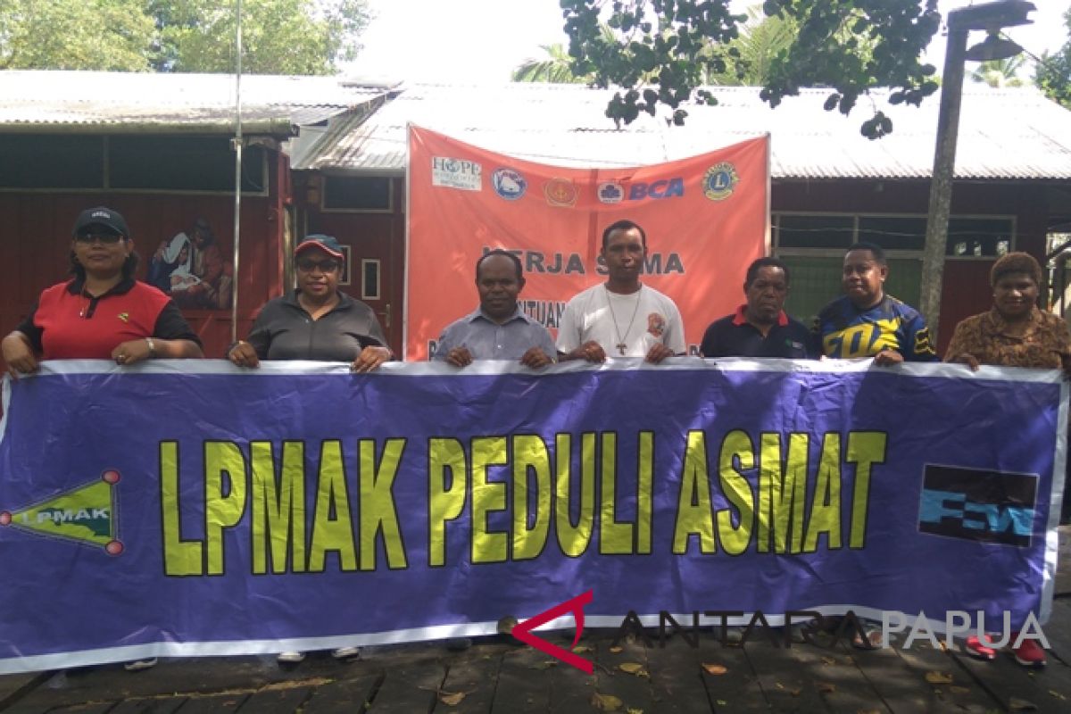 LPMAK serahkan bansos untuk Asmat pascaberakhirnya KLB