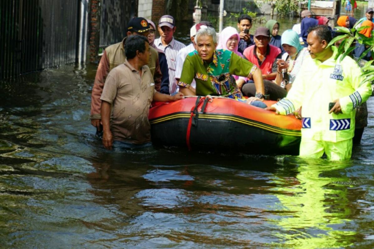 Kunjungi korban banjir di Demak, Ganjar naik perahu karet