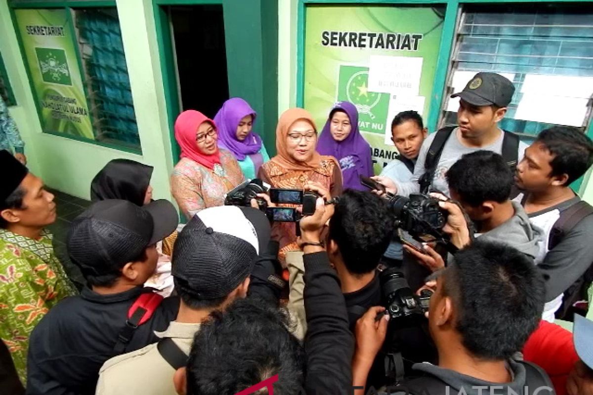 Ida Fauziyah sowan Kiai Sya'roni Kudus