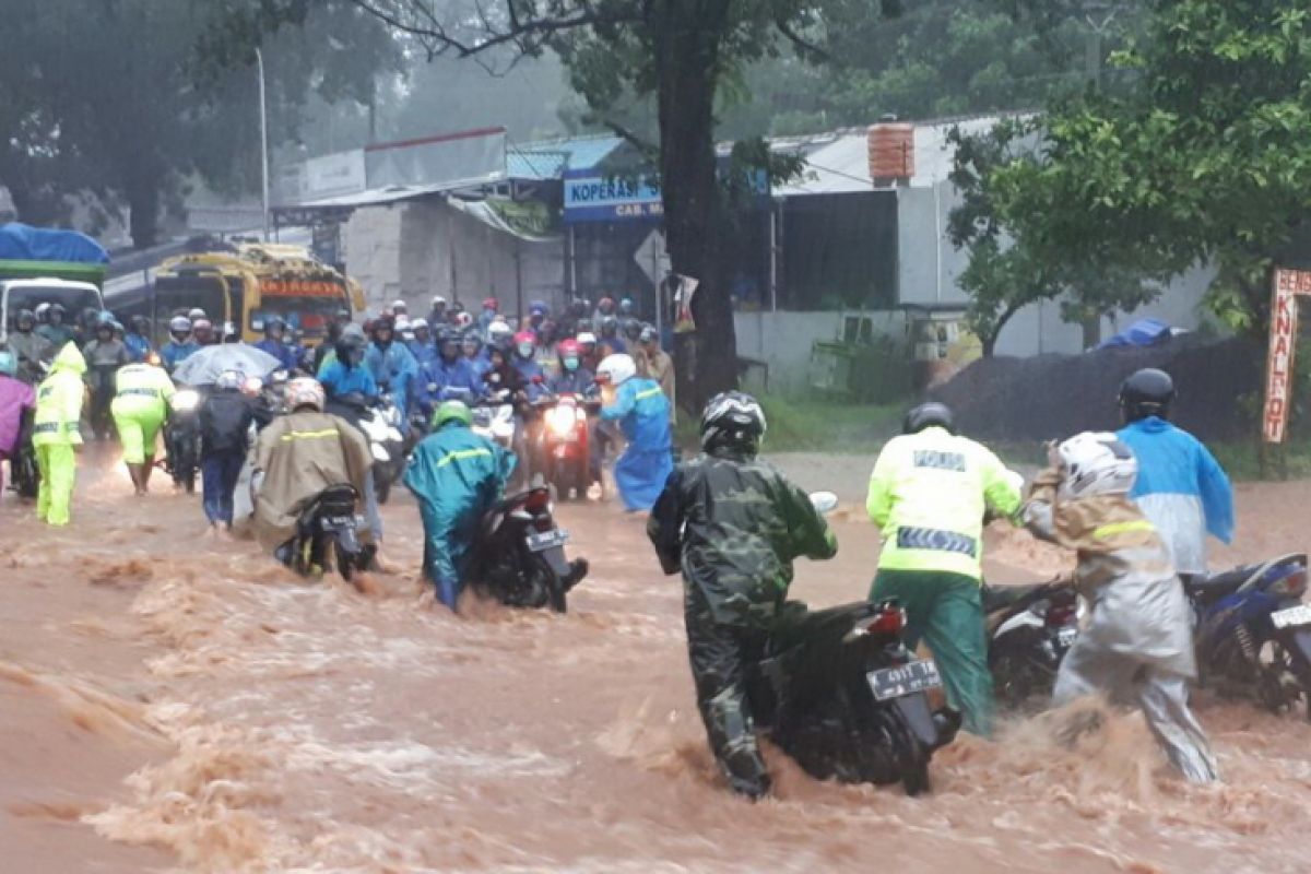 Jalan Jepara-Kudus terendam banjir