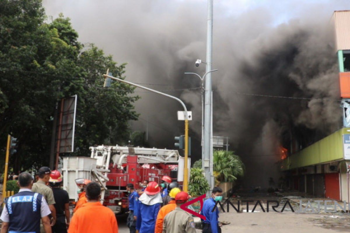 Kebakaran di Matahari Kudus kian membesar