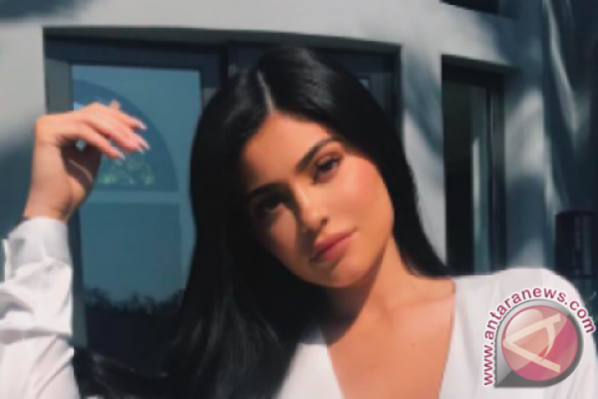 Bintang televisi Kylie Jenner melahirkan