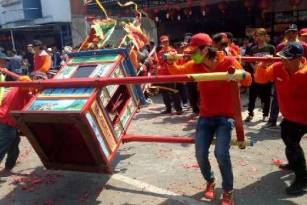 Lihat Atraksi Kiu, Pembawa Tandu Digoyang-Goyang dalam Pawai Imlek di Bukit Batu