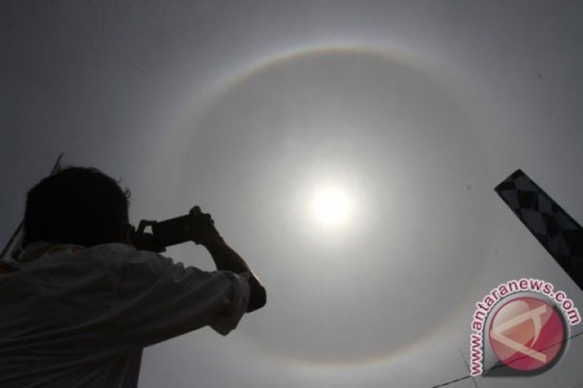 Warga Muara teweh saksikan fenomena alam "halo matahari"