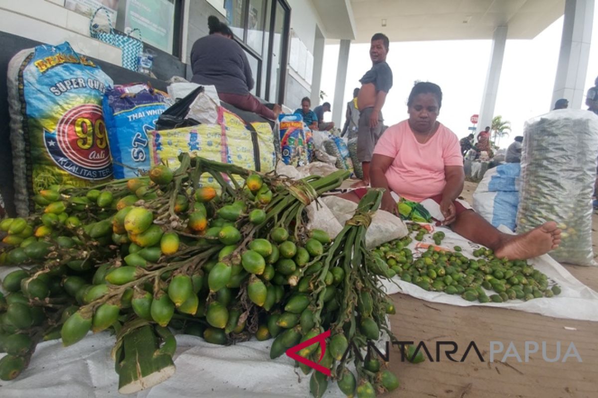 Pedagang pinang yang mendaulatkan rupiah