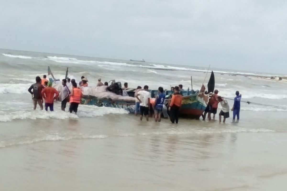 Dihantam ombak, perahu nelayan Jepara terbalik