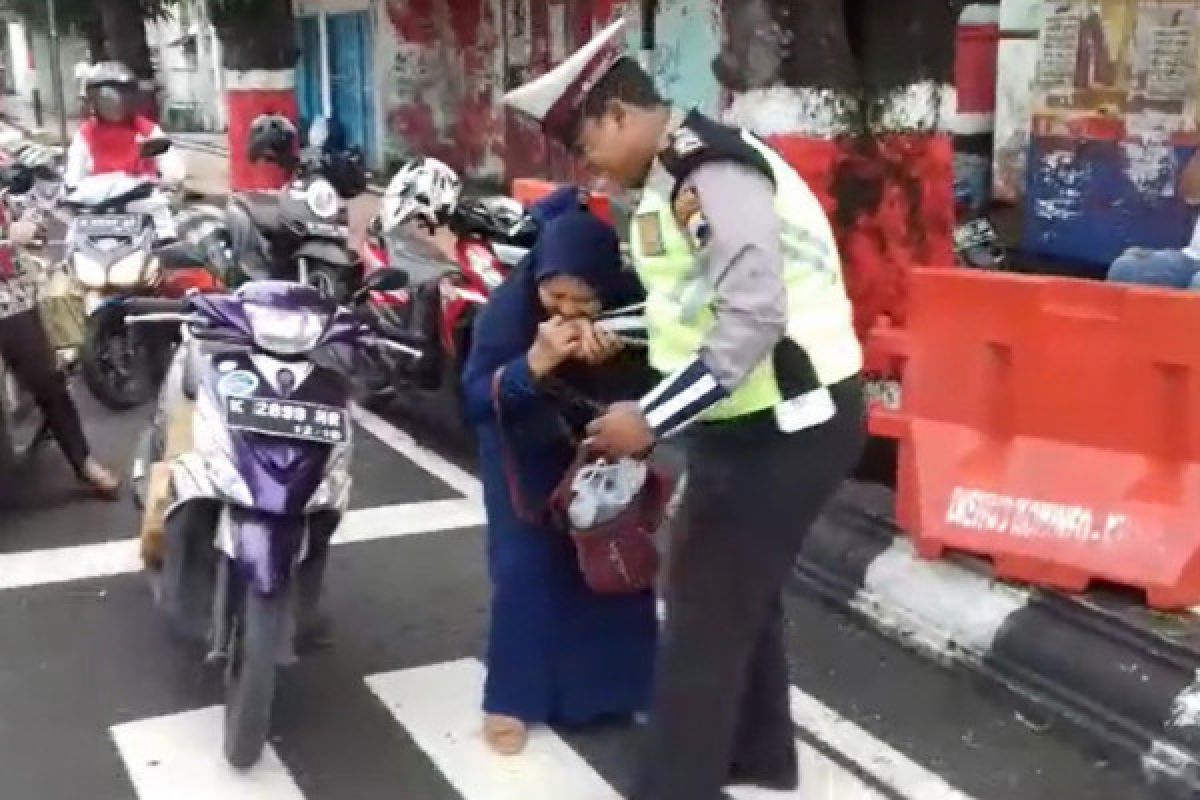 Perempuan penggigit tangan polisi saat kena tilang dijadikan Tersangka