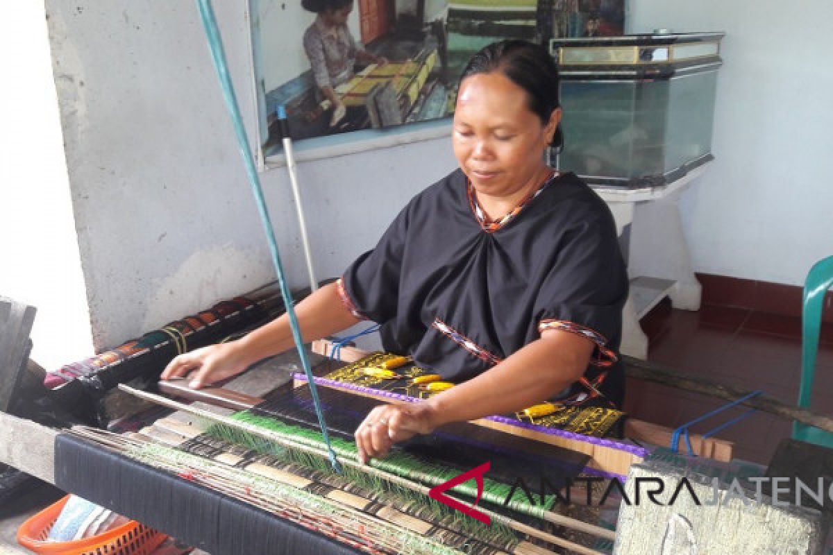 Tradisi masyarakat Lombok wajibkan perempuan bisa menenun