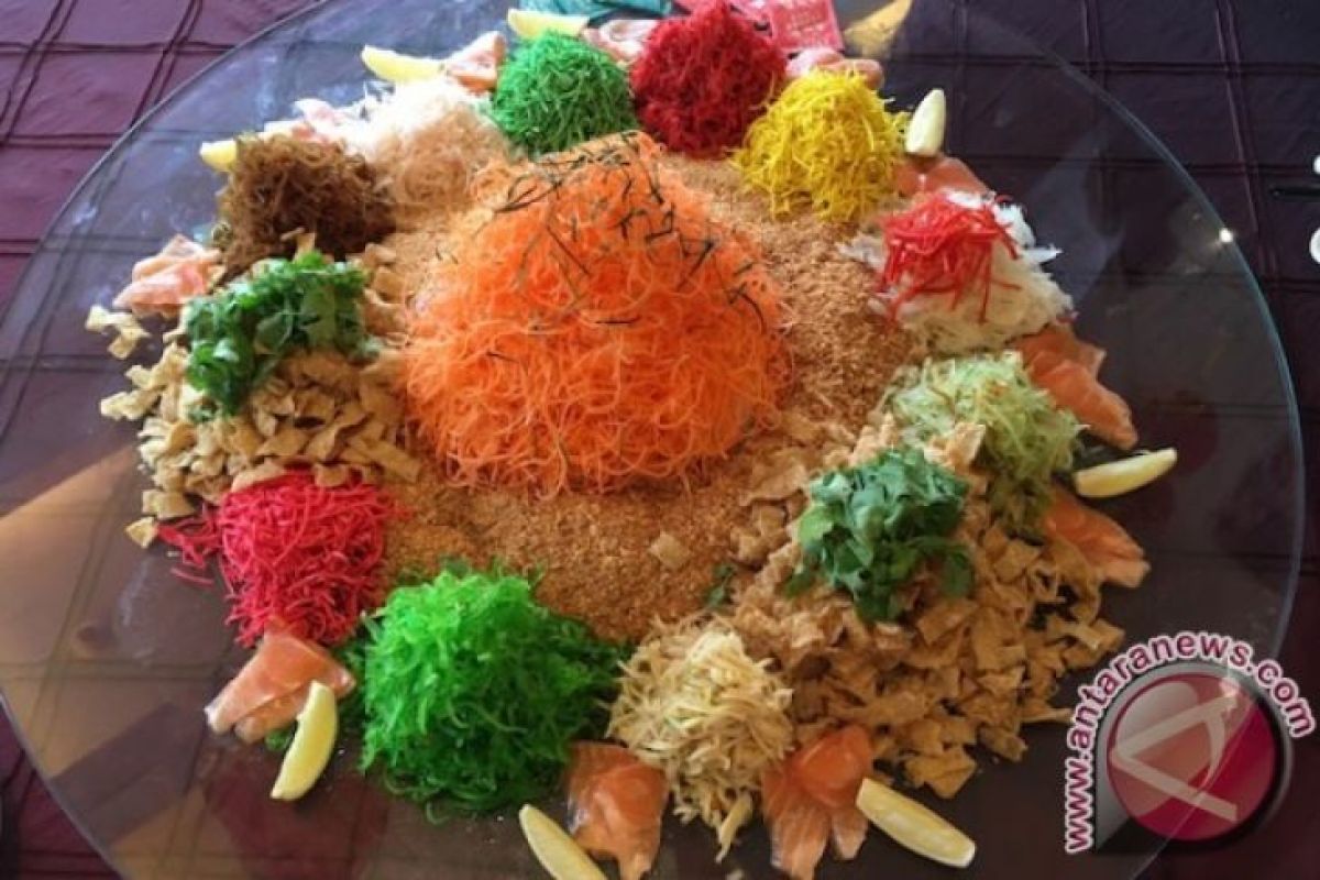 Yee Sang hidangan yang identik dengan Imlek