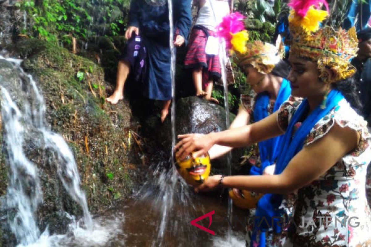 Warga Gunung Sumbing ritual "Jamasan Topeng Lengger"