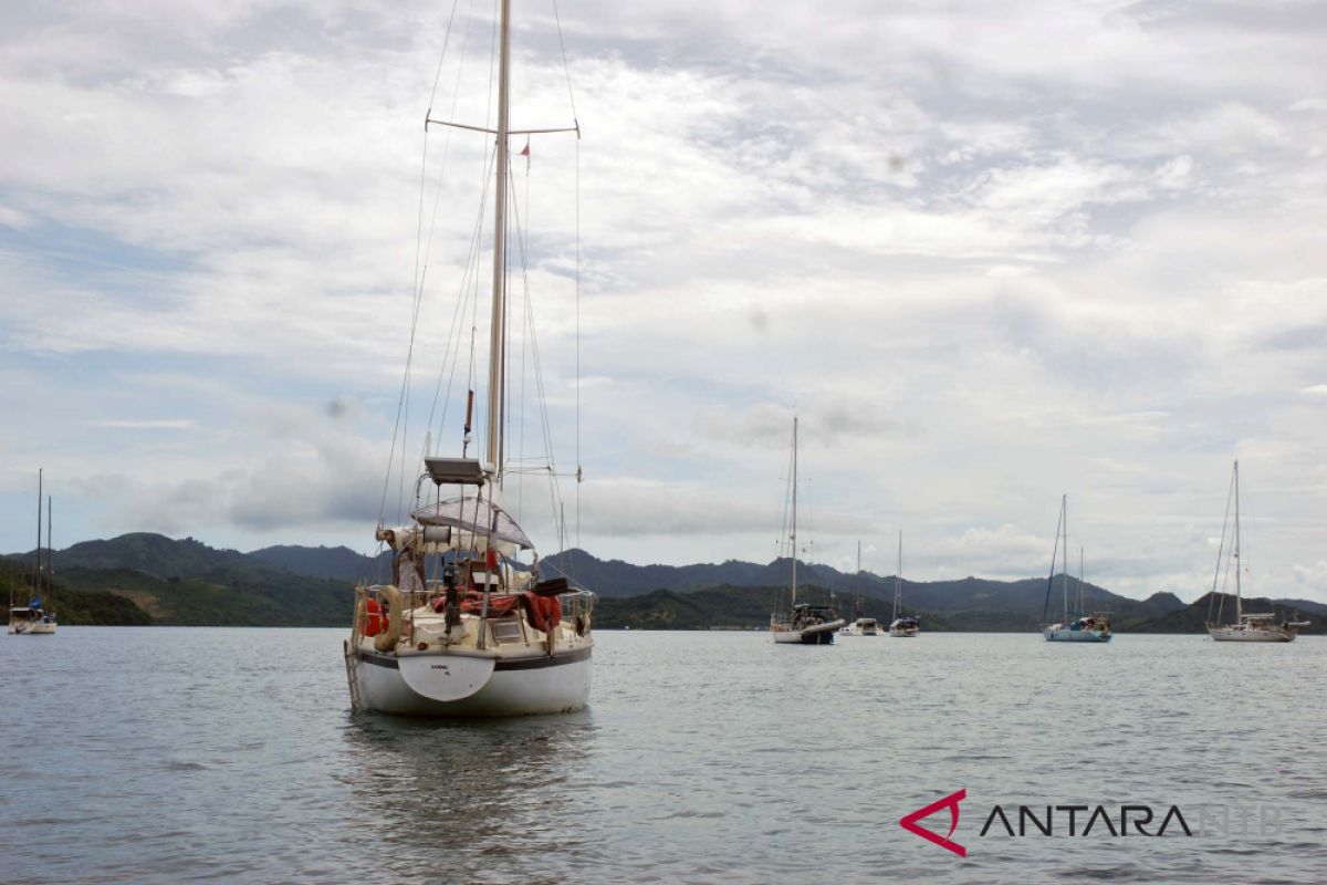 Dozen yachts berthed at Gili Gede