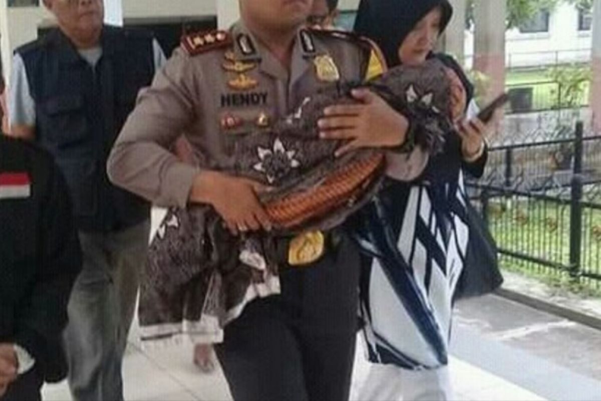 Jenazah anak penderita getah bening dibawa pulang dengan ojek daring