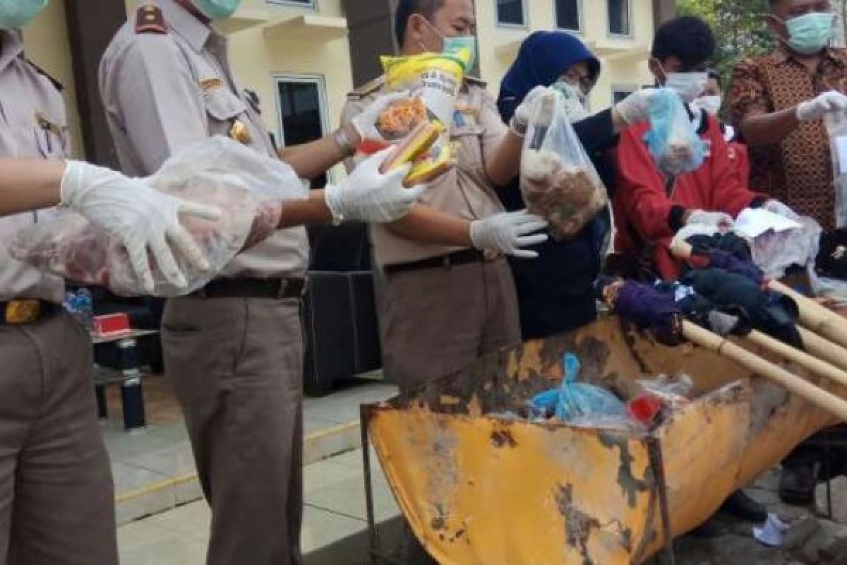 Berpotensi Virus dan Penyakit, Balai Karantina Pekanbaru Musnahkan Barang Impor Asal Malaysia