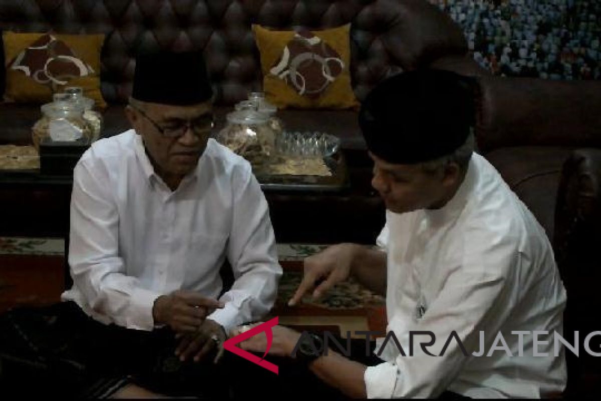 Ganjar mendapat kenang-kenangan batu akik ulama Temanggung