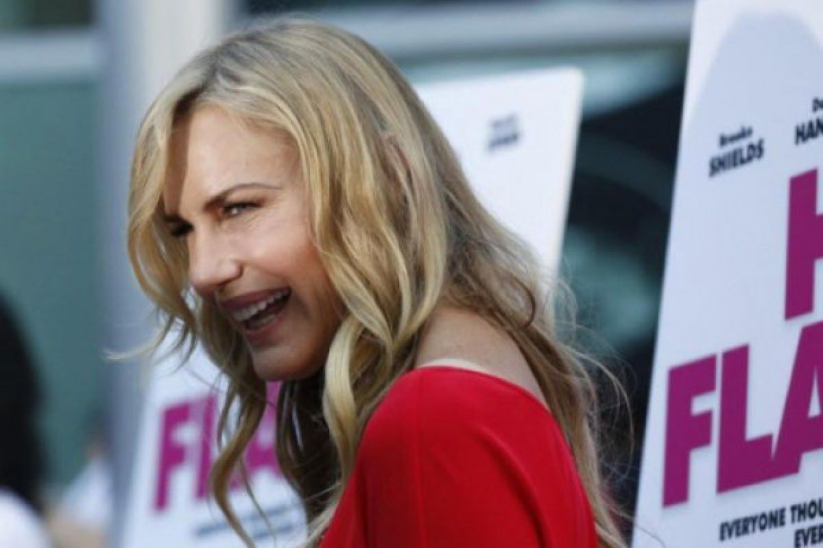 Daryl Hannah sutradarai film berbiaya rendah "Paradox"