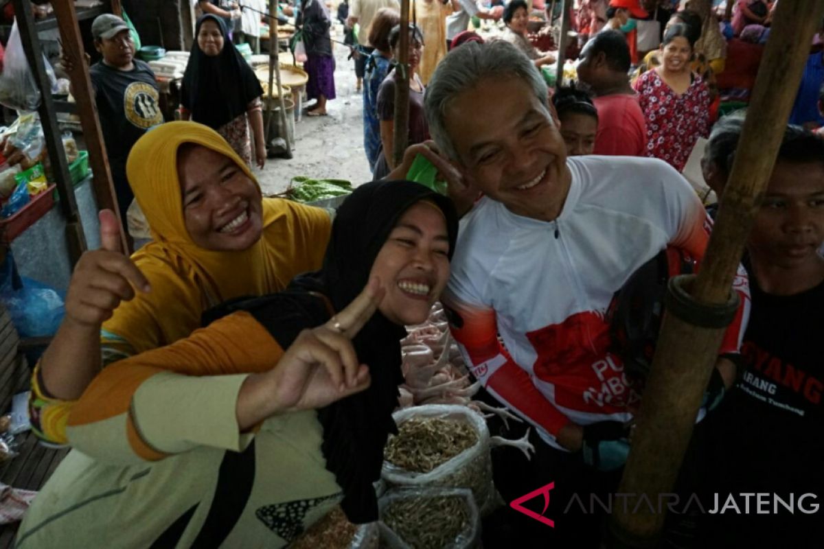 Pedagang di Pasar Karangayu histeris saat berinteraksi dengan Ganjar