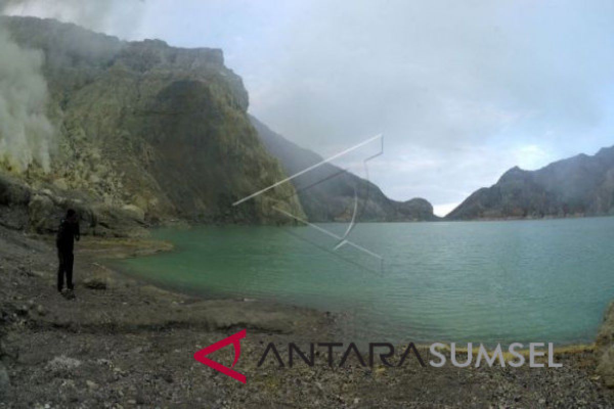 Kawah Gunung Ijen Bondowoso keluarkan gas beracun