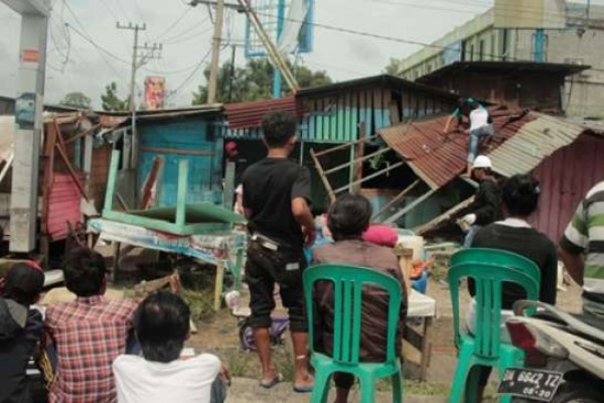 Kiosnya Dibongkar, Pedagang di Simpang Pasar Pagi Arengka Pasrah