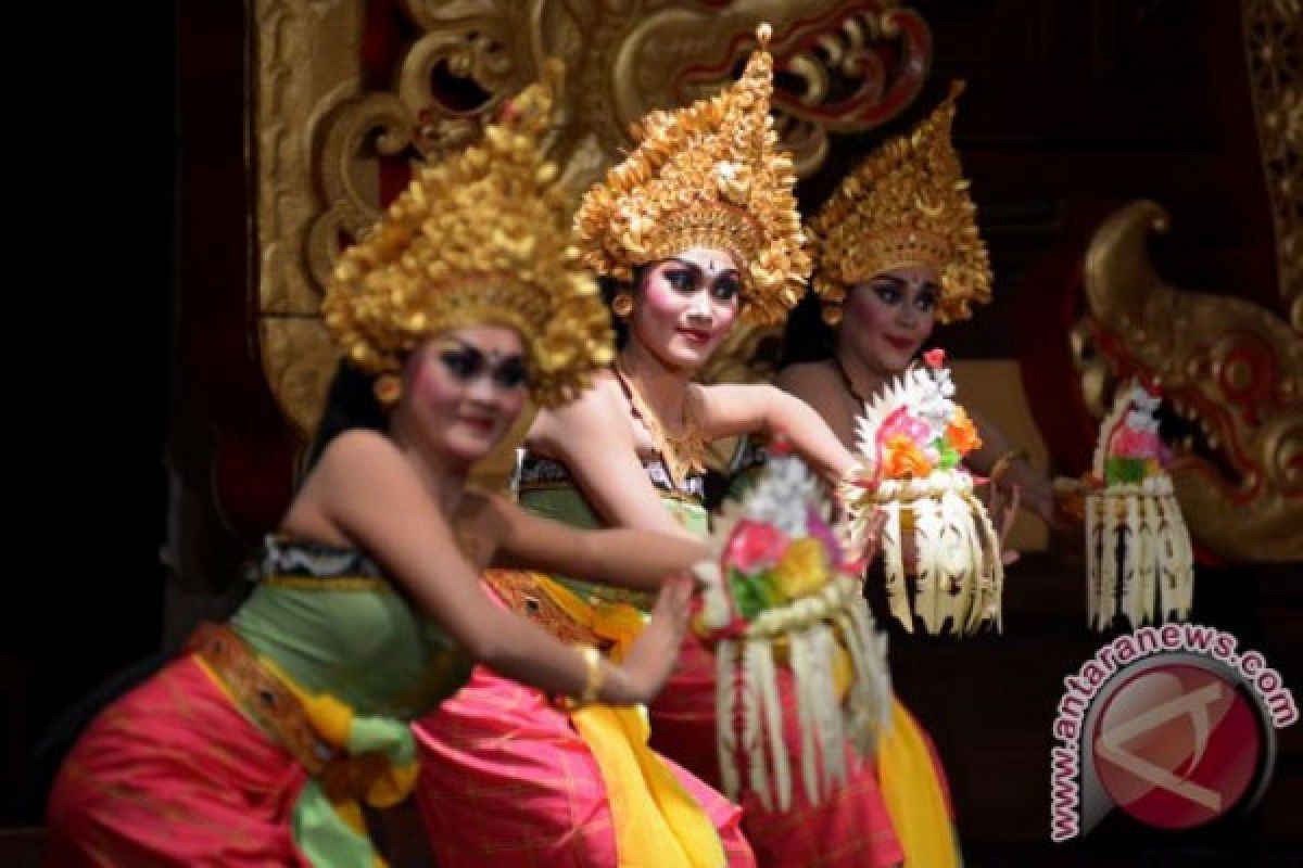 Tari gamelan dan Puspa Warna tampil di Paris