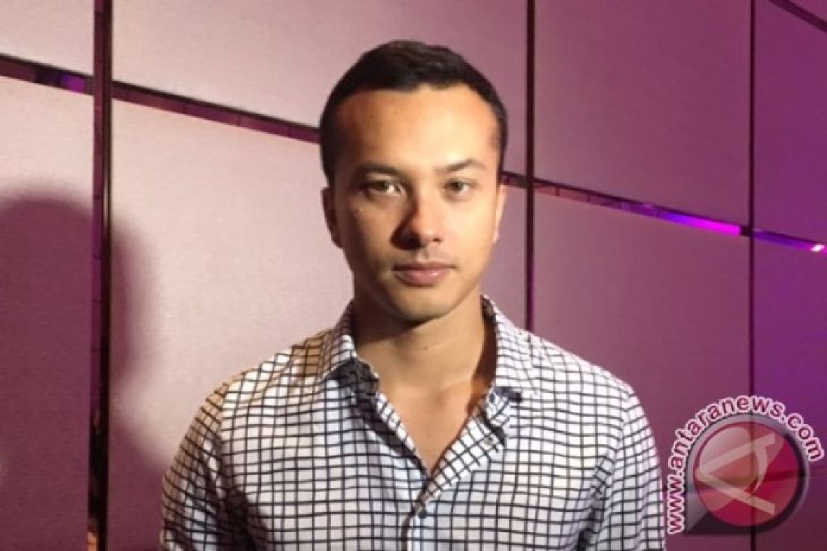 Nicholas Saputra bangga bisa menjadi bagian "Asian Three-Fold Mirror"