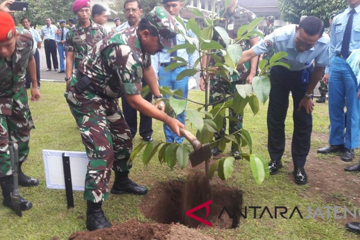 Panglima TNI tanam manggis di SMA TN