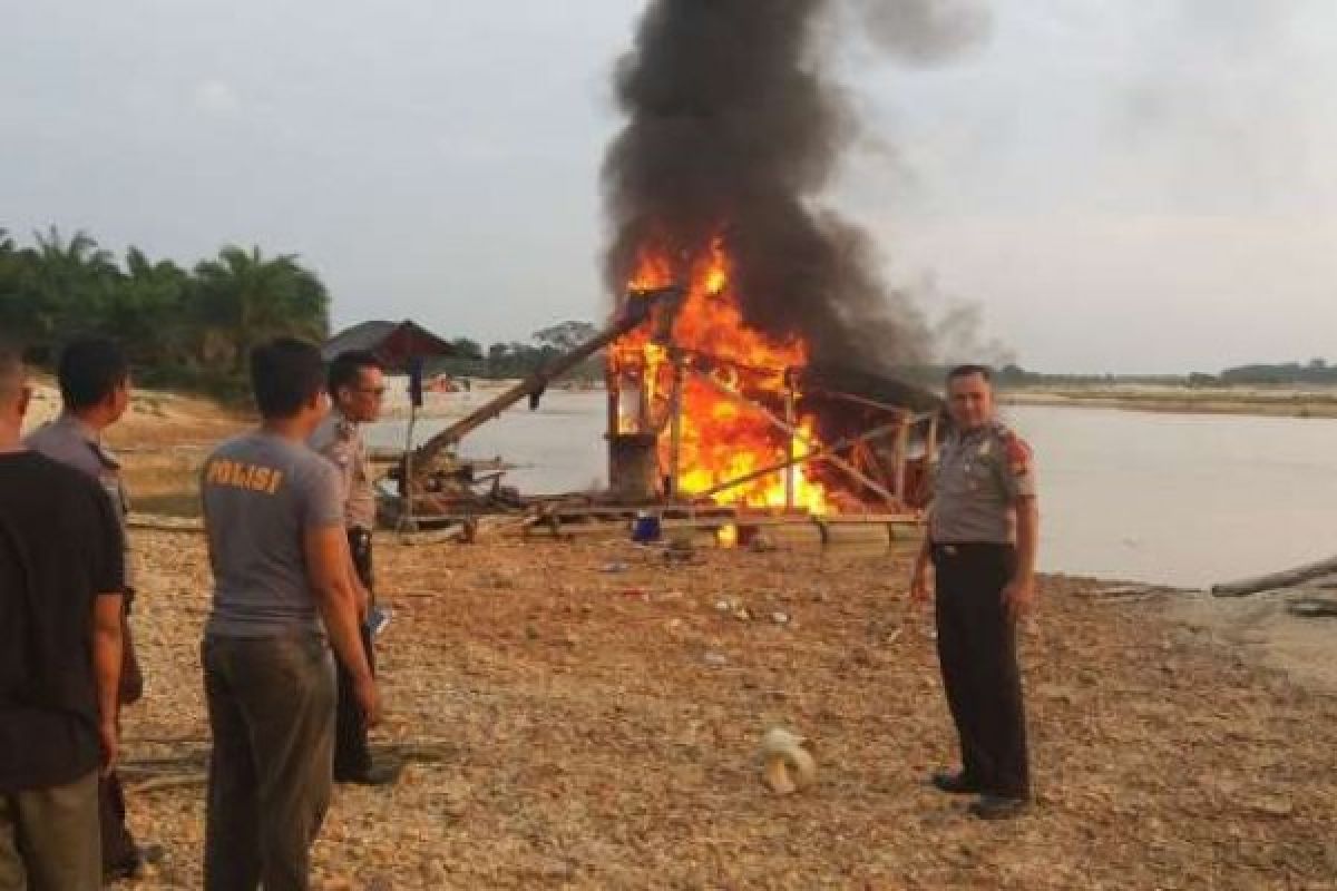 Pekerja Kabur, Polres Kuansing Bakar Dompeng PETI Ilegal