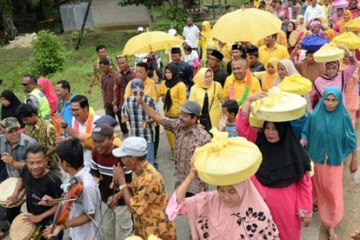 Seperti ini Ratusan 'Amai Amai' Menjunjung Bintang Sambut Arsyadjuliandi Rachman di Inuman 