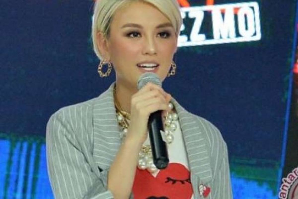  Agnez Mo Tandatangani Kontrak dengan 300 Entertainment