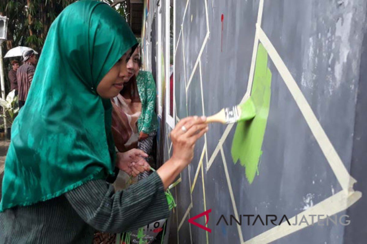 Para ibu membangun "Kampung Pelangi" saat Hari Kartini