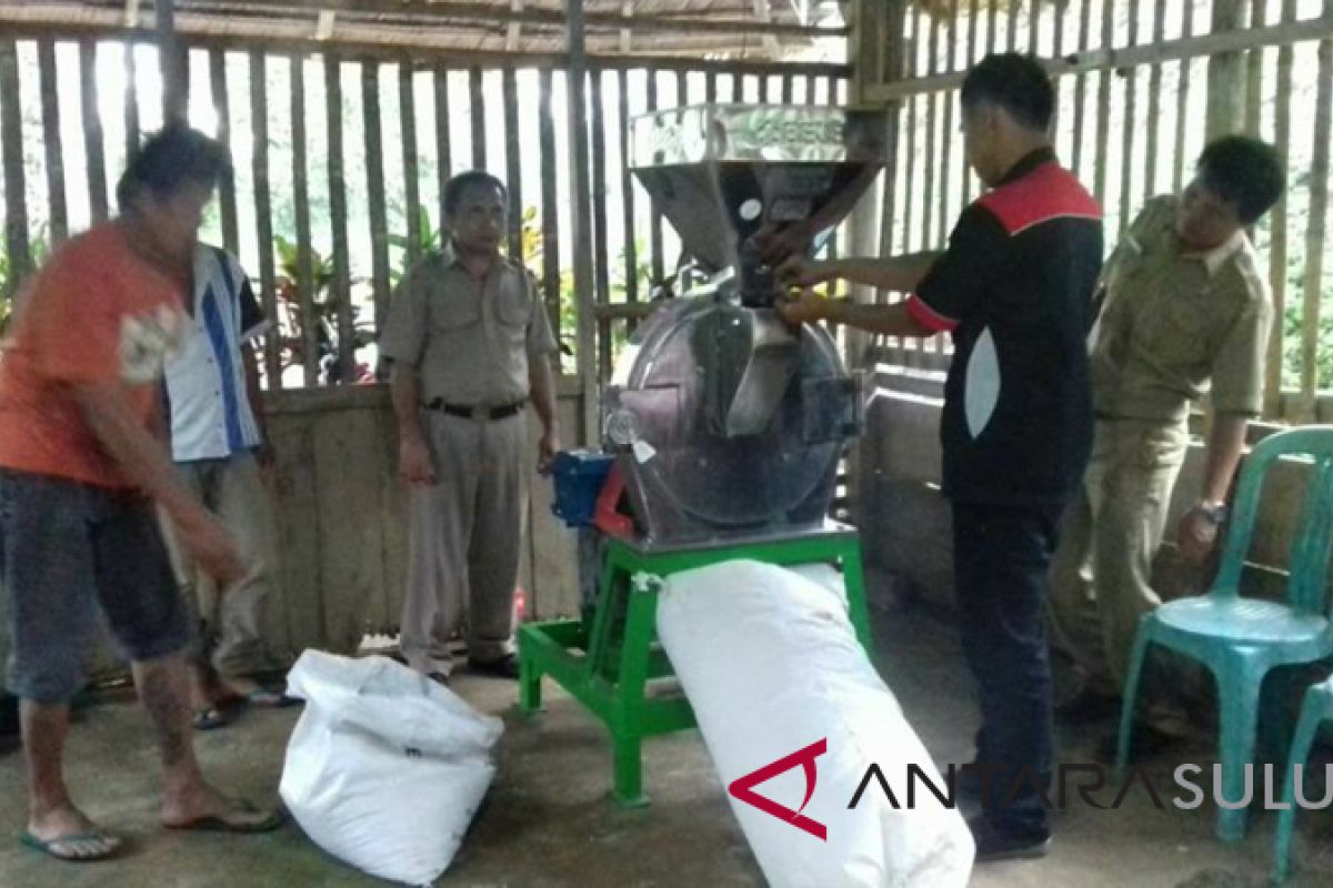 Pokdakan Minahasa Tenggara Dapat Bantuan Mesin Cetak Pakan