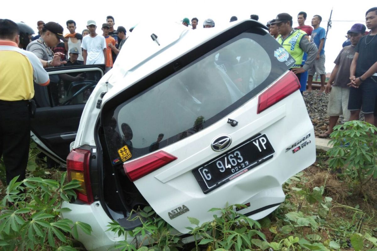 Kereta Api tabrak mobil, dua orang tewas