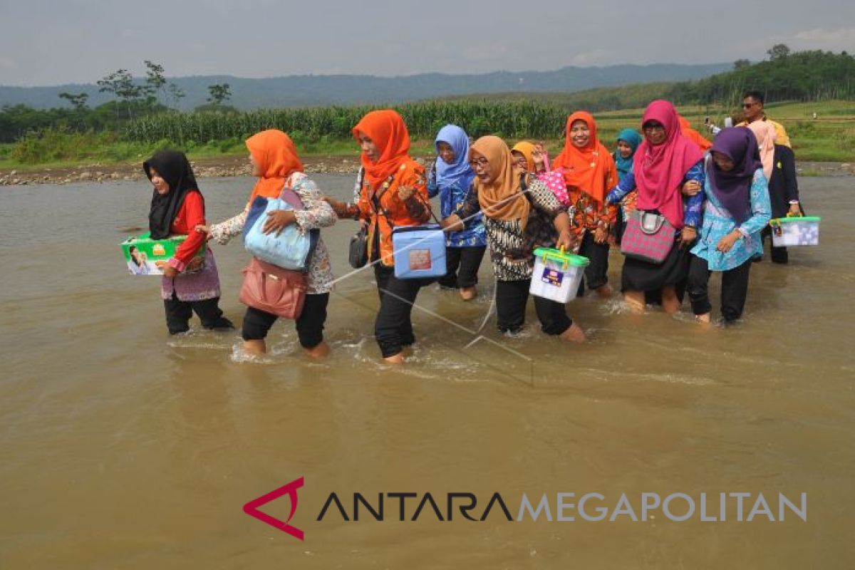 Ganjar prioritaskan vaksinasi COVID-19 untuk tenaga kesehatan di Jateng