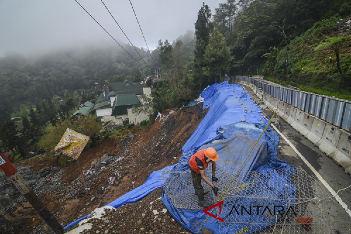 Dinas PUPR Riau siagakan alat berat untuk  antisipasi longsor