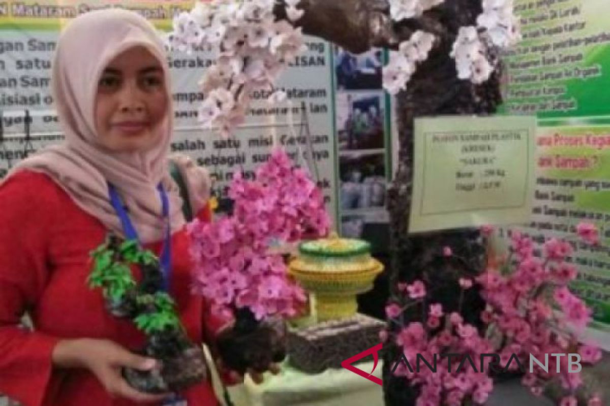 "Fidia" olah sampah plastik menjadi karya seni