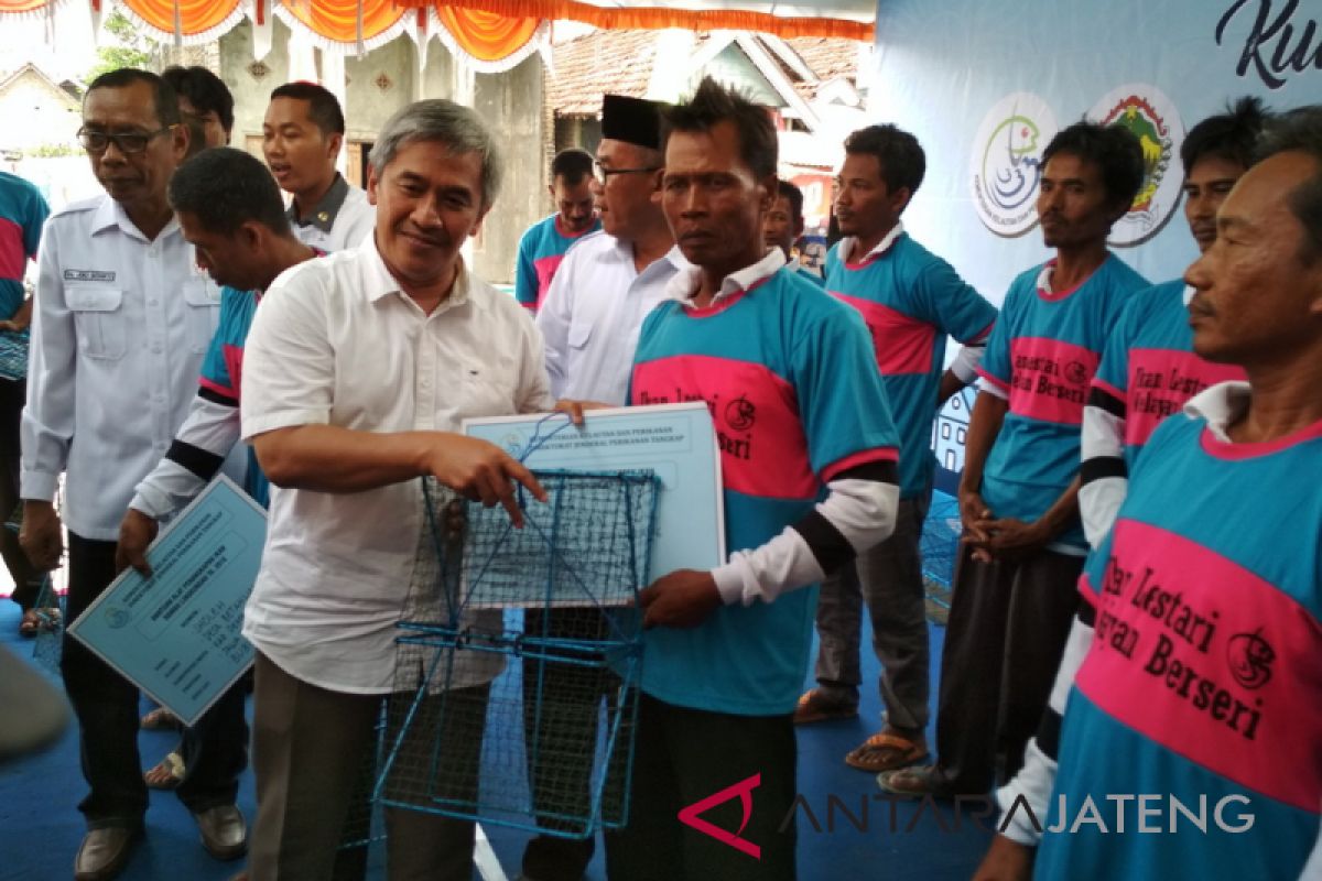 Nelayan Demak memperoleh bantuan alat tangkap rajungan