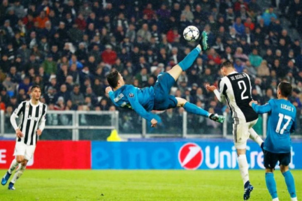 Pesepak bola ramai-ramai komentari gol salto Ronaldo