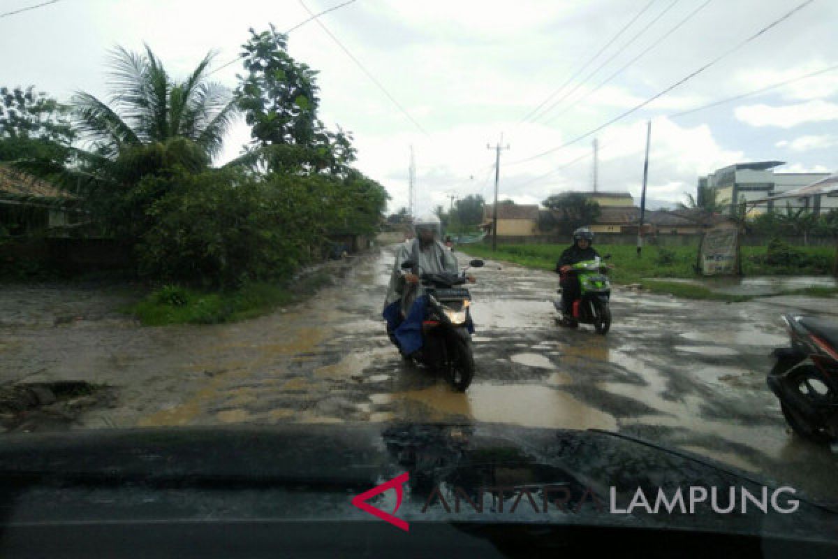 PBS sawit di Gumas akhirnya perbaiki jalan rusak