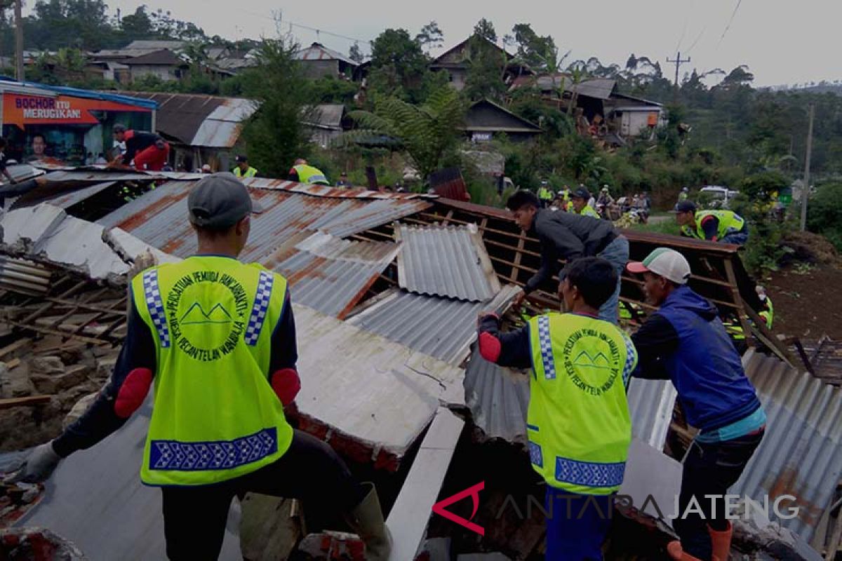 Gempa siang itu merusak ratusan rumah