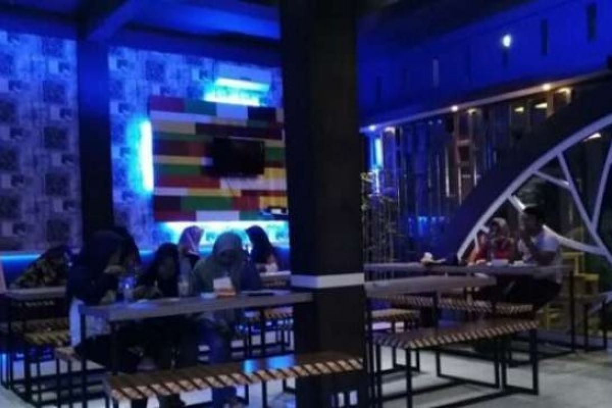 Kreatifitas Selpi Mengelola Ara Cafe dengan Konsep Black and White di Lubuk Jambi