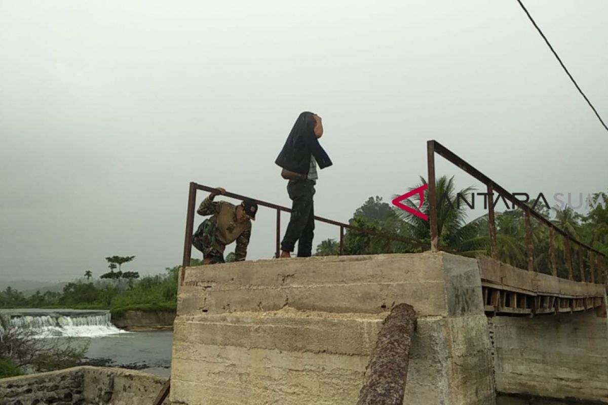 Babinsa 0308 Pariaman bangun jembatan di Padang-Pariaman