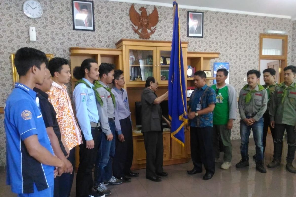 Rayakan milad, Tim ekspedisi UMP tancapkan bendera di Gunung Slamet