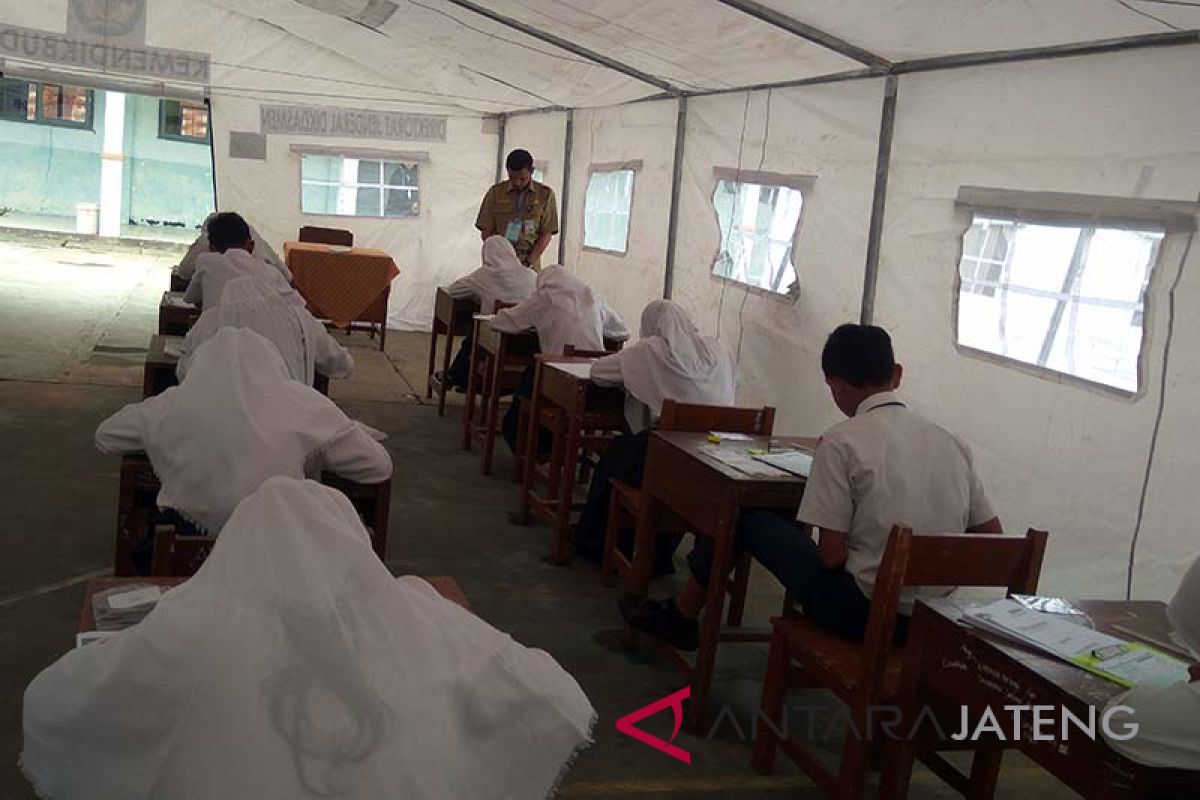 Rusak terkena gempa, siswa SMP Kalibening UN di tenda (VIDEO)