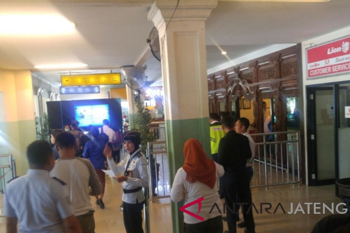 Kardus mencurigakan di Bandara Semarang dibongkar, isinya "sparepart" kendaraan