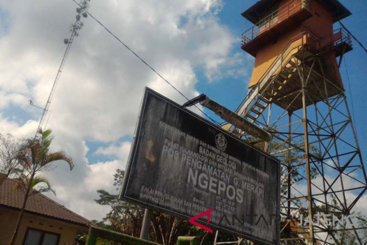 Merapi tertutup kabut petugas tetap waspada