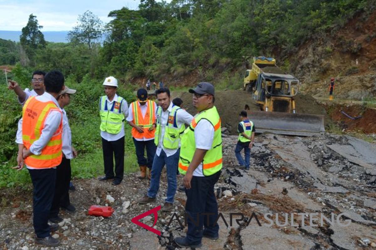 Longsor jalan Trans Sulawesi Bungku-Kendari tuntas dalam sepekan (vidio)