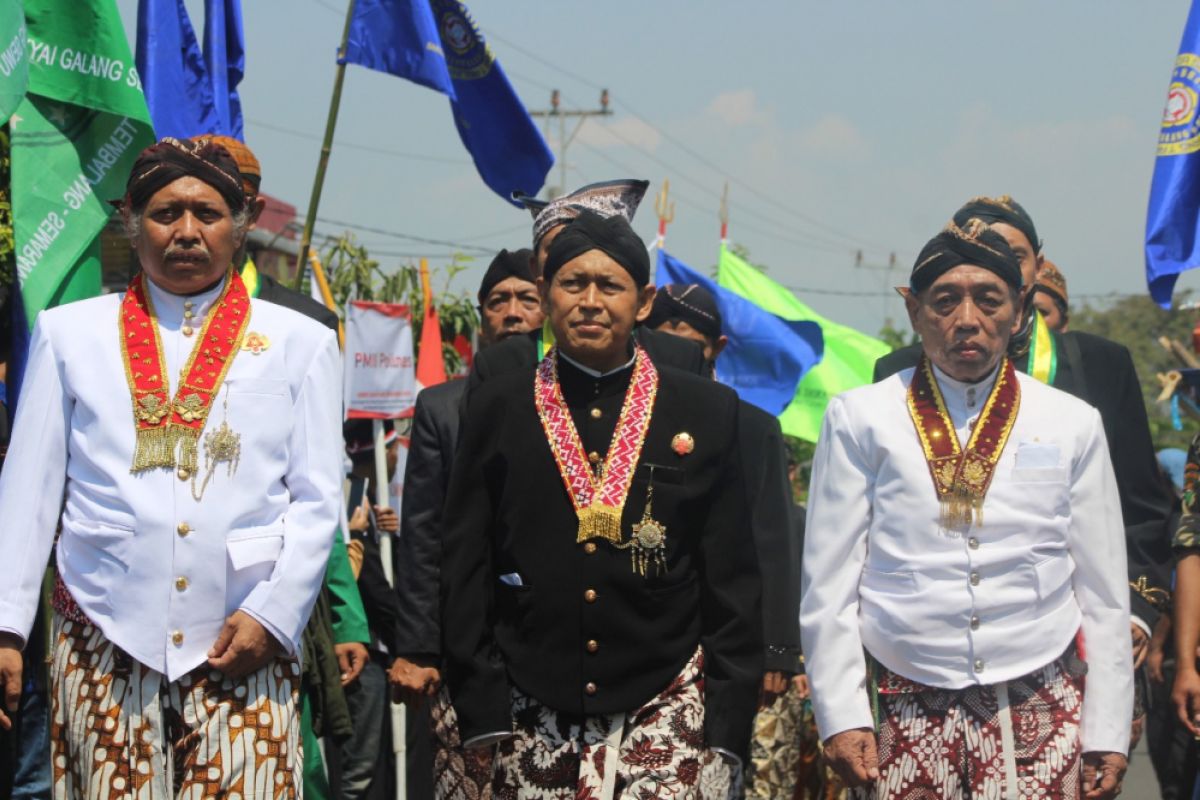 Ribuan orang meriahkan kirab Merah Putiih Galang Sewu