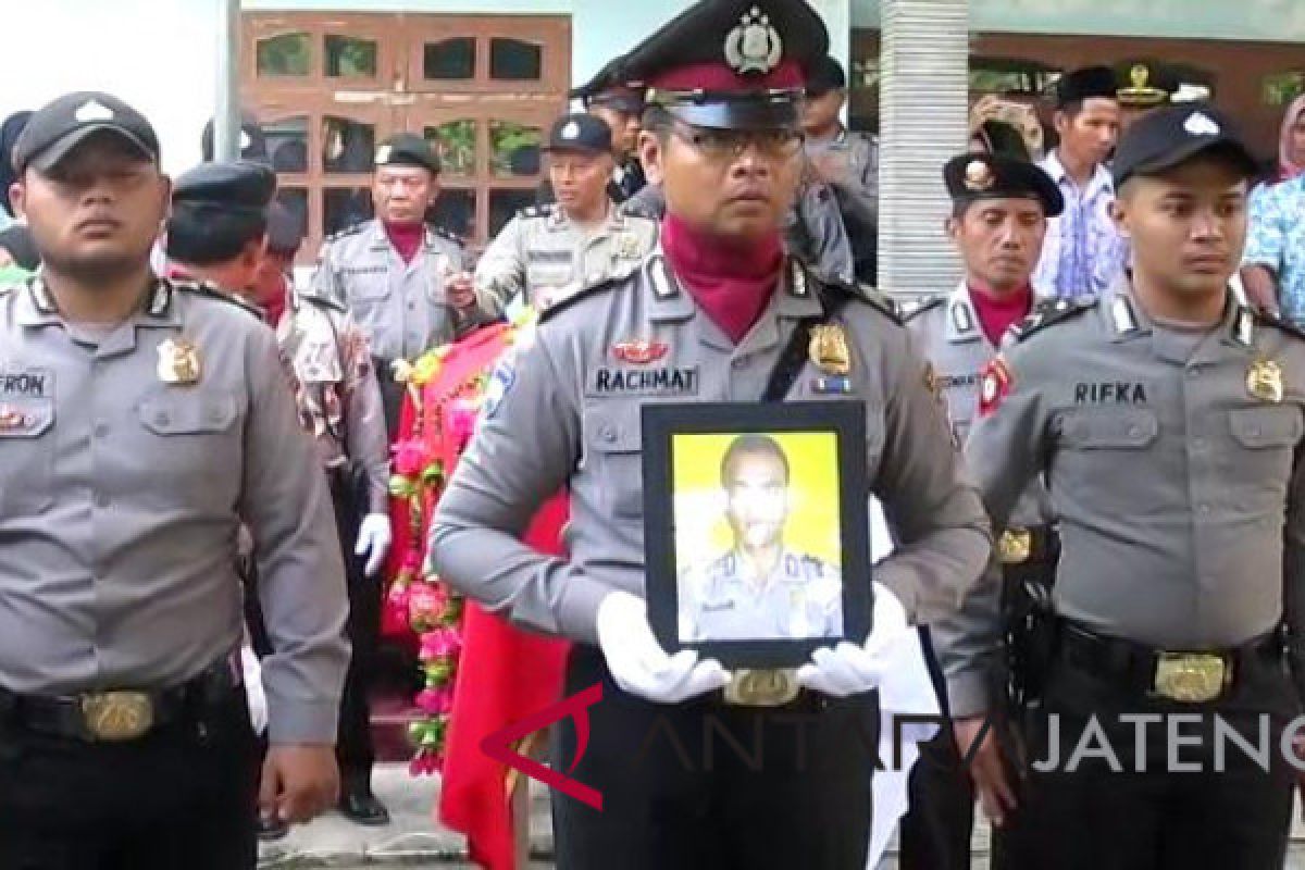 Kapolres Kebumen angkat peti jenazah Briptu Wahyu