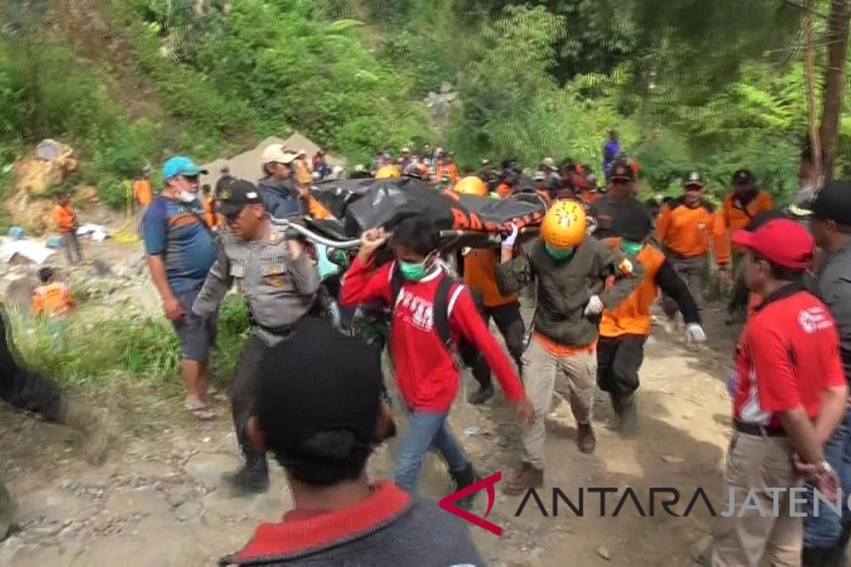 Dua penambang korban longsor dievakuasi