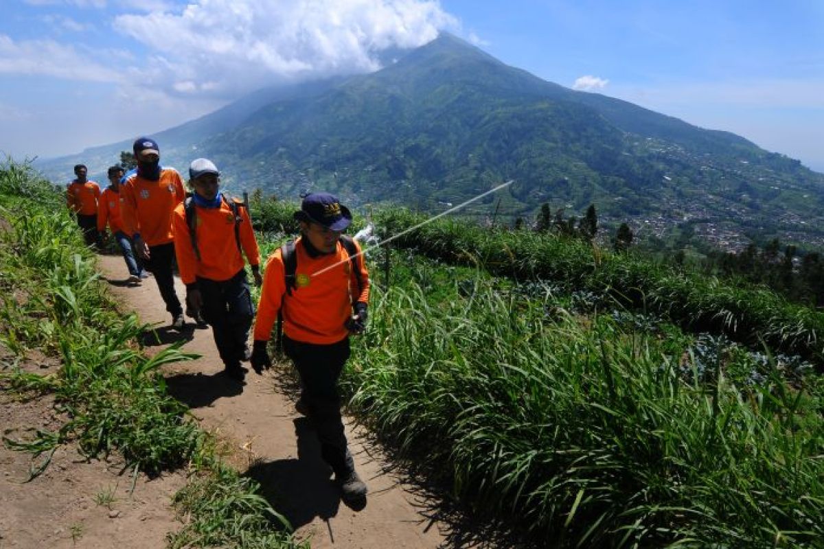 Status Waspada, warga lereng Merapi aktifkan ronda malam