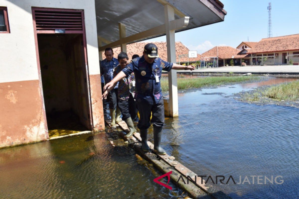 2.100 keluarga di Pekalongan terisolasi rob